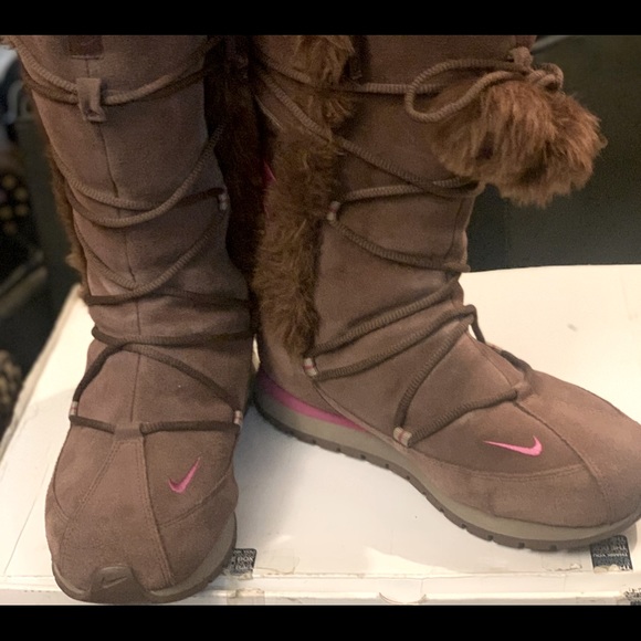 Woman’s sz 7 Nike Boots - Picture 1 of 4